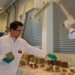 Hugo Ekkelenkamp in het laboratorium van NETICS controleert verschillende soorten zetstenen voor het project in Hansweert